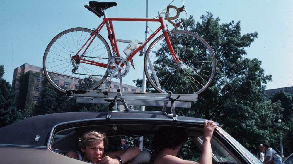 breaking-away-1979-001-driving-with-bike-on-car-rooftop